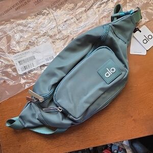 ALO Yoga Women's Winter Ivy Belt Bag